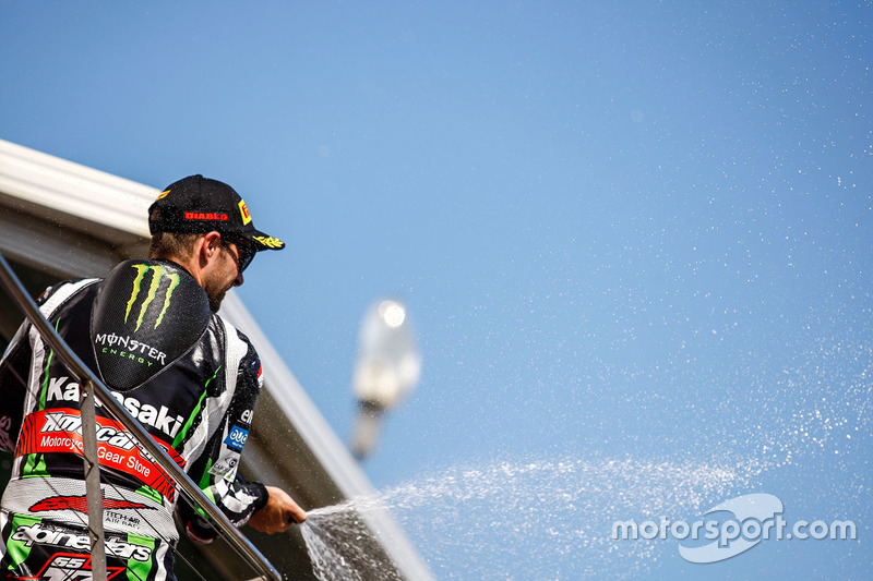Podio: il vincitore della gara Jonathan Rea, Kawasaki Racing festeggia con lo champagne
