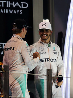 Le Champion du monde Nico Rosberg, Mercedes AMG F1 serre la main de son équipier Lewis Hamilton, Mercedes AMG F1