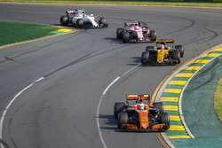 Fernando Alonso, McLaren MCL32; Nico Hülkenberg, Renault Sport F1 Team RS17; Esteban Ocon, Force Ind