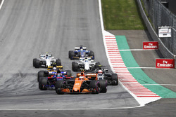Stoffel Vandoorne, McLaren MCL32, Daniil Kvyat, Scuderia Toro Rosso STR12, Kevin Magnussen, Haas F1