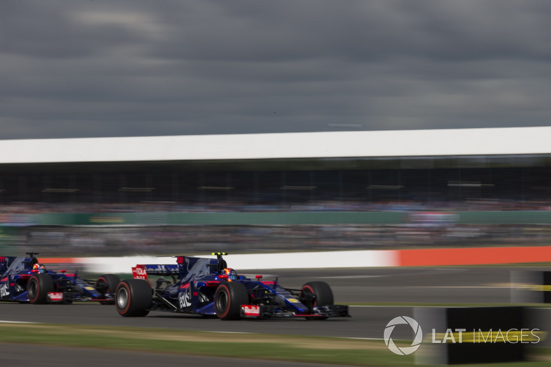 Carlos Sainz Jr., Scuderia Toro Rosso STR12, Daniil Kvyat, Scuderia Toro Rosso STR12