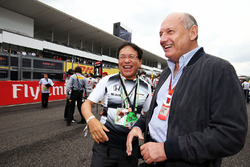Ron Dennis, McLaren CEO, Tetsuya Shoji, NTT Communications Corporation Direktörü