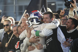 Le champion 2016, Marco Wittmann, BMW Team RMG, BMW M4 DTM fête son titre avec son équipe