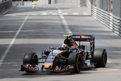 Carlos Sainz Jr., Scuderia Toro Rosso STR11 locks up under braking