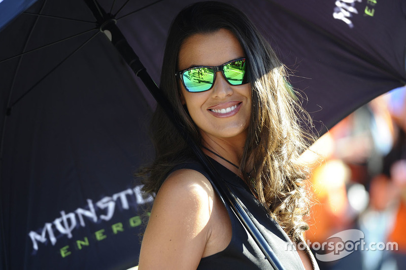 Чарівна дівчина Monster Energy