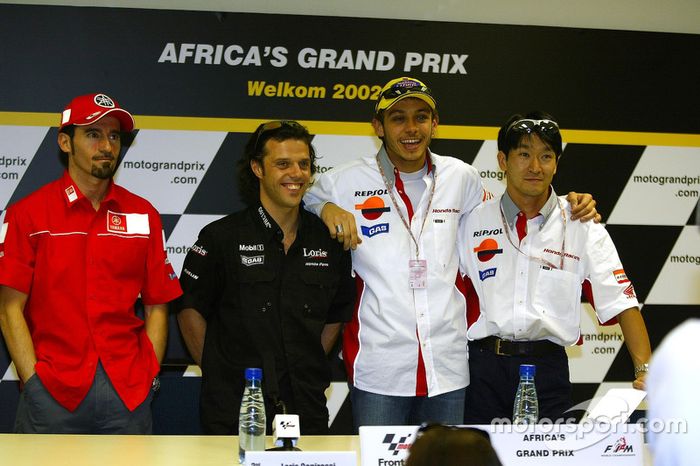 Ganador de la carrera Tohru Ukawa;  Valentino Rossi el segundo lugar y tercer lugar Loris Capirossi 