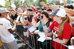 Lewis Hamilton, Mercedes AMG F1 con fans