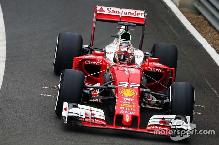 Charles Leclerc, piloto de pruebas, con el Ferrari SF16-H