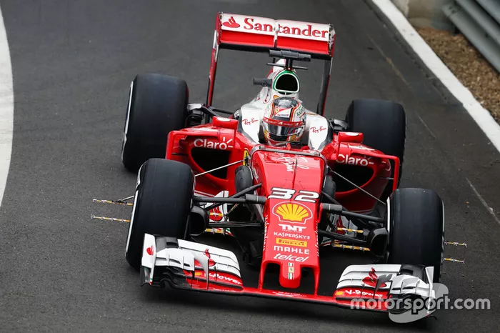 Charles Leclerc, piloto de pruebas, con el Ferrari SF16-H