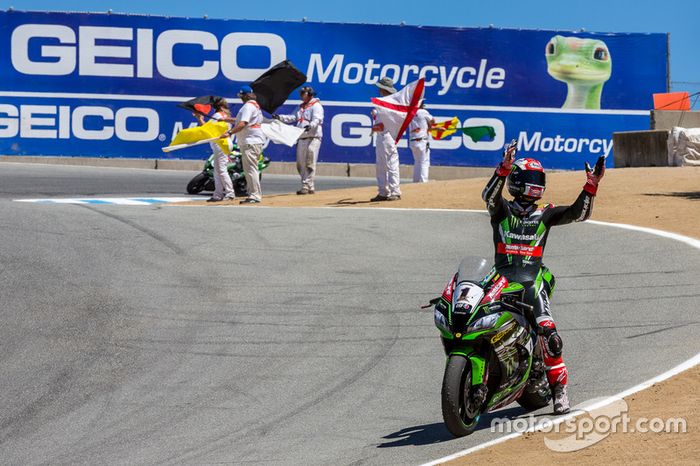 Ganador de la carrera Jonathan Rea, Kawasaki Racing Team celebra después de la carrera