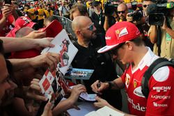 Kimi Raikkonen, Ferrari signs autographs for the fans