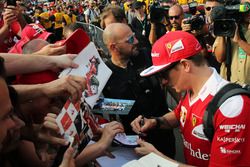 Kimi Raikkonen, Ferrari, signe des autographes