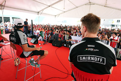 Nico Hulkenberg, Sahara Force India F1 y Sergio Pérez, Sahara Force India F1 con fans
