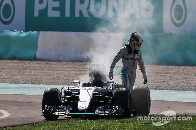 Lewis Hamilton, Mercedes AMG F1 W07 Hybrid retired from the race with a blown engine