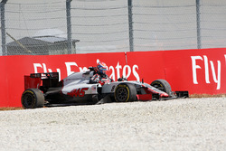 Crash: Romain Grosjean, Haas F1 Team VF-16