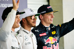 Kwalificatie top-drie in parc fermé: Nico Rosberg, Mercedes AMG F1, tweede; Lewis Hamilton, Mercedes