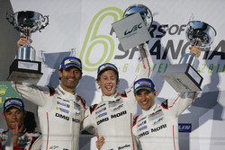 Podium : les vainqueurs #1 Porsche Team Porsche 919 Hybrid: Timo Bernhard, Mark Webber, Brendon Hartley
