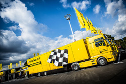 Trailer de Dunlop en el Paddock