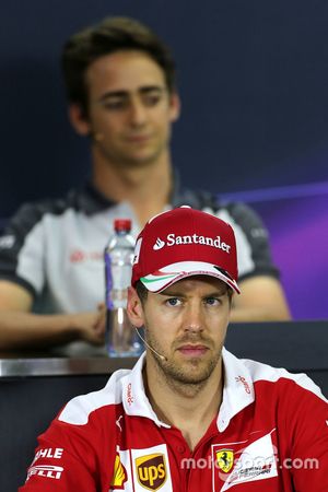 Sebastian Vettel, Ferrari durante la conferencia de prensa de la FIA