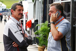 (Da sx a dx): Guenther Steiner, Team Principal Haas F1 con Mario Isola, Racing Manager Pirelli