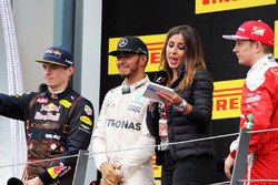 Il vincitore della gara Lewis Hamilton, Mercedes AMG F1 festeggia sul podio con il secondo classificato Max Verstappen, Red Bull Racing e il terzo classificato Kimi Raikkonen, Ferrari, Noemi de Miguel, Presentatore TV