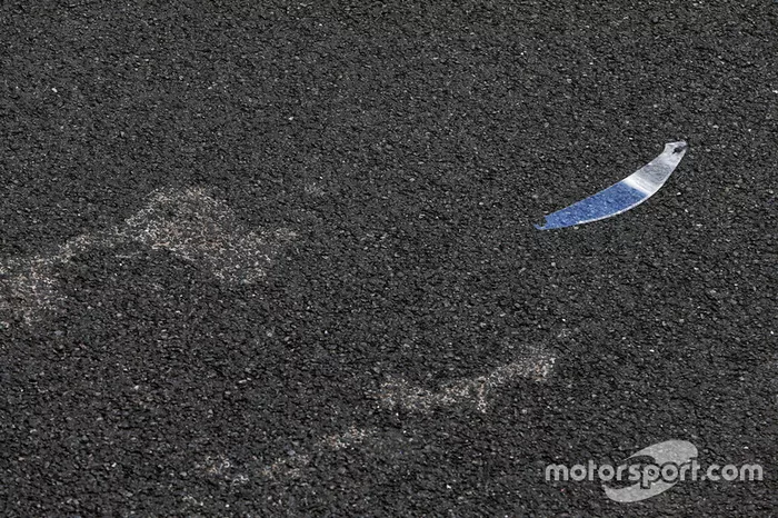 Un tear-off sobre el asfalto después de haber sido lanzado por un piloto