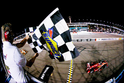 Скотт Диксон, Chip Ganassi Racing Chevrolet пересекает финишную черту первым
