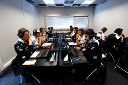 Jenson Button y Fernando Alonso, McLaren, McLaren estudian los datos con los miembros del equipo