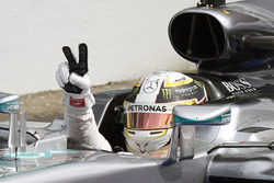 1. Lewis Hamilton, Mercedes AMG F1 W07 Hybrid, im Parc Fermé