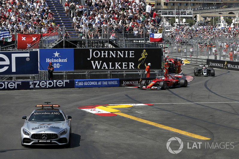 El Safety Car delante de Sebastian Vettel, Ferrari SF70-H