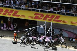 Esteban Ocon, Sahara Force India VJM10 pitstop