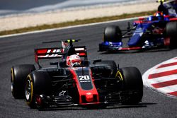 Kevin Magnussen, Haas F1 Team VF-17, Carlos Sainz Jr., Scuderia Toro Rosso STR12