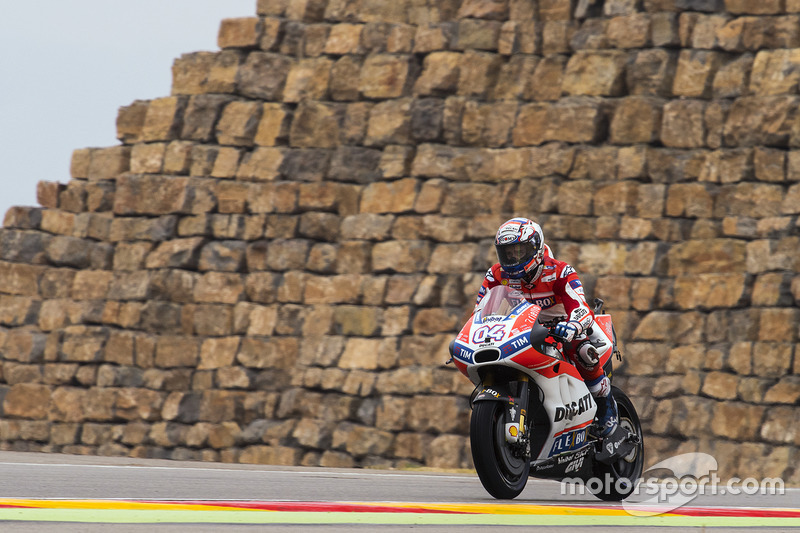 Porém, Andrea Dovizioso, que divide a liderança do mundial com Márquez com 199 pontos, sairá apenas de sétimo. O italiano não fez bom treino neste sábado.