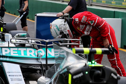Себастьян Феттель, Ferrari, заглядає до Mercedes AMG F1 W08 у закритому парку