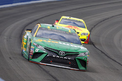 Daniel Suárez, Joe Gibbs Racing Toyota y Dale Earnhardt Jr., Hendrick Motorsports Chevrolet