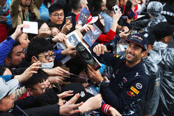 Daniel Ricciardo, Red Bull Racing, signe des autographes pour les fans