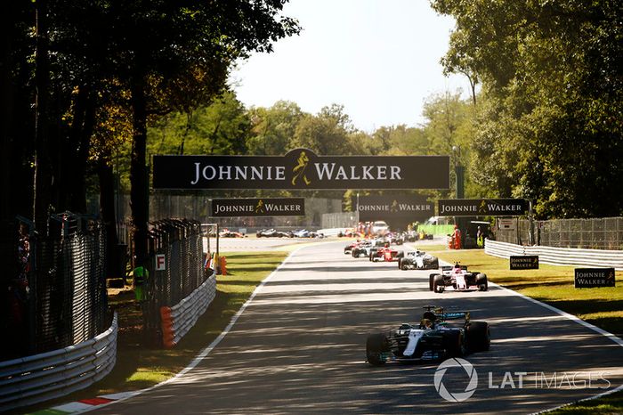 Lewis Hamilton, Mercedes AMG F1 W08 en la arrancada
