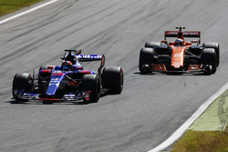 Daniil Kvyat, Scuderia Toro Rosso STR12, Stoffel Vandoorne, McLaren MCL32