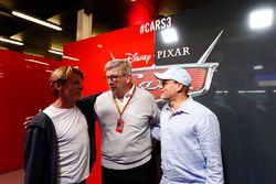 Ross Brawn, Director General de Motorsports, FOM y Actor Woody Harrelson en e garaje promocional de 