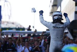 Le vainqueur Valtteri Bottas, Mercedes AMG F1