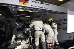 Miembros del equipo trabajo en el #2 Porsche Team Porsche 919 Hybrid: Timo Bernhard, Earl Bamber, Br