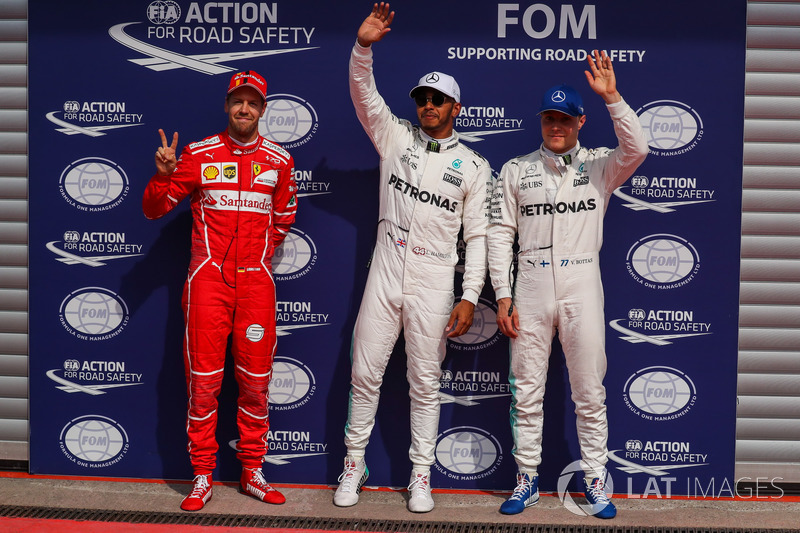 Ganador de la pole Lewis Hamilton, Mercedes AMG F1 celebra en parc ferme con Sebastian Vettel, Ferrari y Valtteri Bottas, Mercedes AMG F1