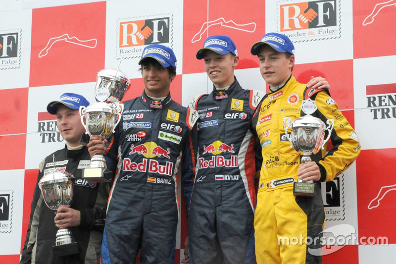 Podium: ganador, Daniil Kvyat, Koiranen GP, segundo, Carlos Sainz Jr., Koiranen GP, tercero, Stoffel Vandoorne, KTR