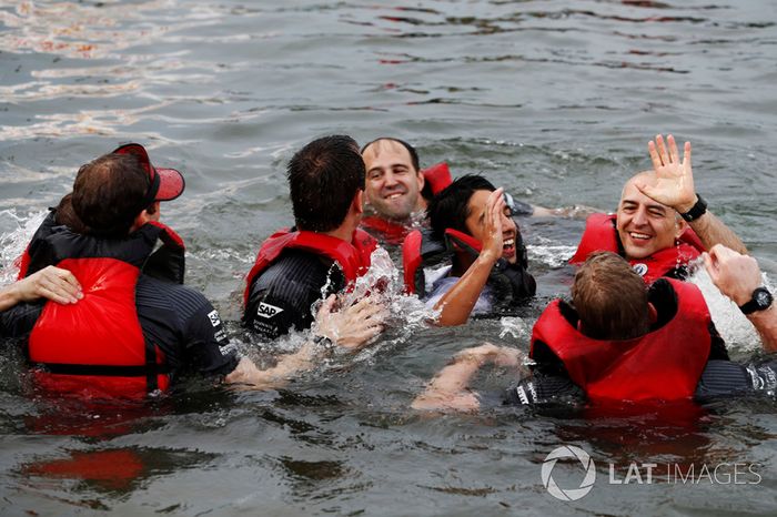 El equipo de balsa de McLaren celebra la victoria