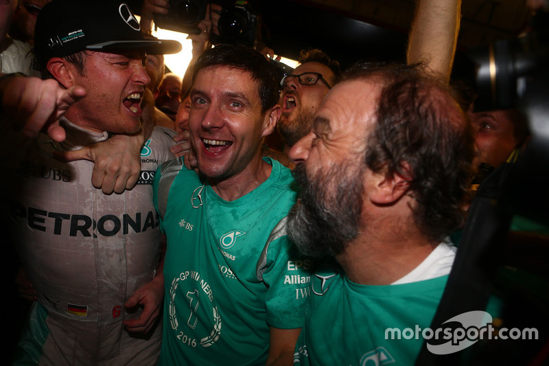 Nico Rosberg, Mercedes AMG Petronas F1 W07 fête son titre avec ses amis et son équipe