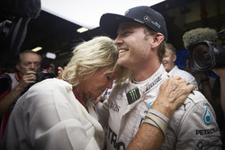 Nico Rosberg, Mercedes AMG F1 feiert seinen WM-Titel mit seiner Mutter Sina Rosberg
