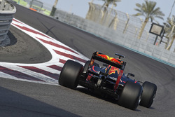 Daniel Ricciardo, Red Bull Racing test met banden van Pirelli voor 2017 Pirelli