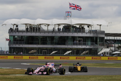 Sergio Perez, Sahara Force India F1 VJM10, Nico Hulkenberg, Renault Sport F1 Team RS17