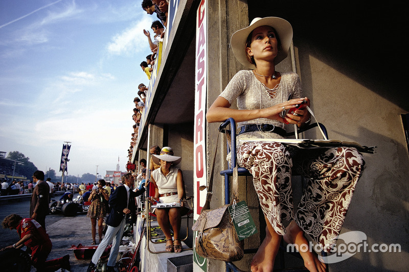 1970 - Nina Rindt attend que son mari Jochen passe. Il est mort dans un accident au niveau de la Parabolica quelques instants plus tard.