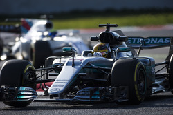 Lewis Hamilton, Mercedes F1 W08, devant Felipe Massa, Williams FW40